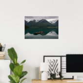 Altes Ruderboot mit Bergreflektion Poster (Heimbüro)