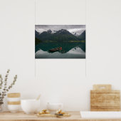 Altes Ruderboot mit Bergreflektion Poster (Küche)