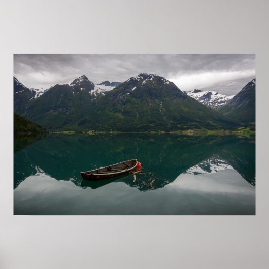 Altes Ruderboot mit Bergreflektion Poster (Vorne)