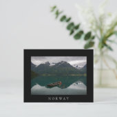 Altes Ruderboot und Berge in Norwegen schwarze Pos Postkarte (Stehend Vorderseite)