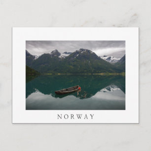 Altes Ruderboot und Berge in Norwegen, weiße Postk Postkarte