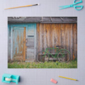 Altes Rustikales Schild mit einem an der Wand häng Seidenpapier (Basteln)