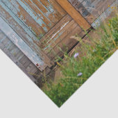 Altes Rustikales Schild mit einem an der Wand häng Seidenpapier (Detail)