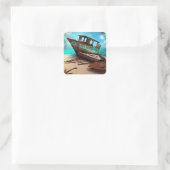 Altes Schiff auf einem verschollenen Sandstrand Quadratischer Aufkleber (Tasche)