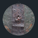 Altes Schloss mit Schlüssel Dartscheibe<br><div class="desc">Bild eines alten Eisen Schloss mit Schlüssel im Schlüsselloch. Das Schloss sitzt auf einem antiken Kofferraum aus grünem Holz.</div>