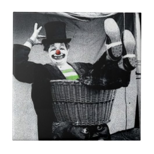 Altes Schwarz-Weiß-Foto eines goofy Clowns Fliese (Vorderseite)