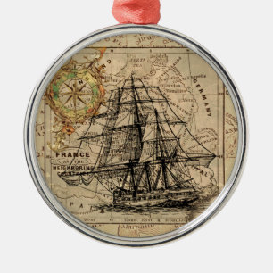 Altes Segelschiff und alte europäische Karte Ornament Aus Metall