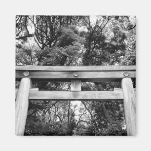 Altes Tor am Meiji-Schrein im Yoyogi-Park in Tokio Magnet