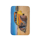 Altes und verlassenes Auto in Solitaire, Namibia Badematte (Vorderseite Vertikal)