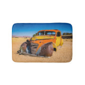 Altes und verlassenes Auto in Solitaire, Namibia Badematte (Vorderseite)