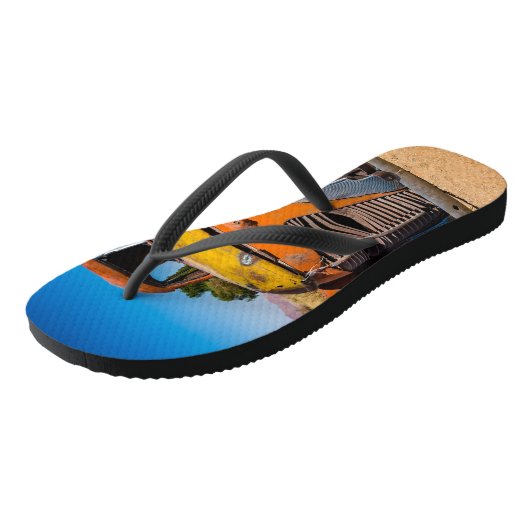 Altes und verlassenes Auto in Solitaire, Namibia Badesandalen (Schrägansicht)