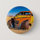 Altes und verlassenes Auto in Solitaire, Namibia Button (Vorderseite)