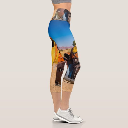 Altes und verlassenes Auto in Solitaire, Namibia Capri Leggings (Rechts)