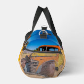 Altes und verlassenes Auto in Solitaire, Namibia Duffle Bag (Rechts)