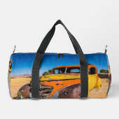 Altes und verlassenes Auto in Solitaire, Namibia Duffle Bag (Rückseite)
