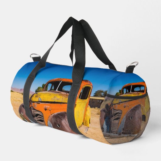 Altes und verlassenes Auto in Solitaire, Namibia Duffle Bag (Rechte Ecke)