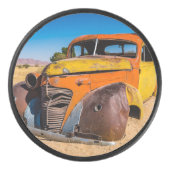 Altes und verlassenes Auto in Solitaire, Namibia Eishockey Puck (Vorderseite)