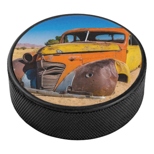 Altes und verlassenes Auto in Solitaire, Namibia Eishockey Puck (3/4)