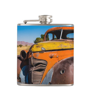 Altes und verlassenes Auto in Solitaire, Namibia Flachmann