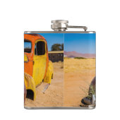 Altes und verlassenes Auto in Solitaire, Namibia Flachmann (Rückseite)