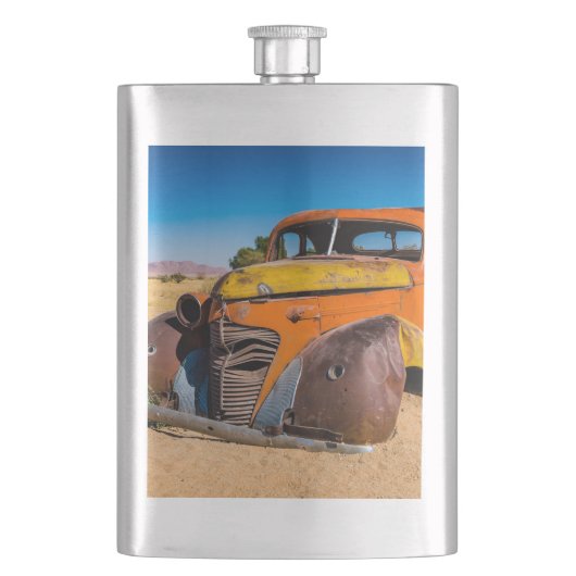 Altes und verlassenes Auto in Solitaire, Namibia Flachmann (Vorderseite)