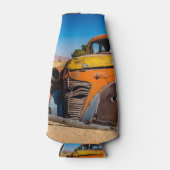Altes und verlassenes Auto in Solitaire, Namibia Flaschenkühler (Vorderseite)