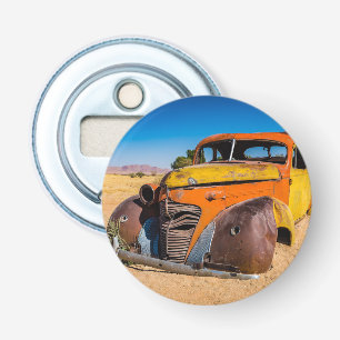 Altes und verlassenes Auto in Solitaire, Namibia Flaschenöffner