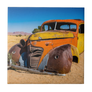 Altes und verlassenes Auto in Solitaire, Namibia Fliese
