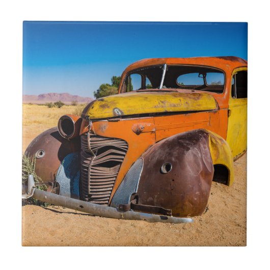 Altes und verlassenes Auto in Solitaire, Namibia Fliese (Vorderseite)