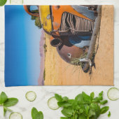 Altes und verlassenes Auto in Solitaire, Namibia Geschirrtuch (Gefaltet)