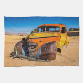Altes und verlassenes Auto in Solitaire, Namibia Geschirrtuch (Horizontal)