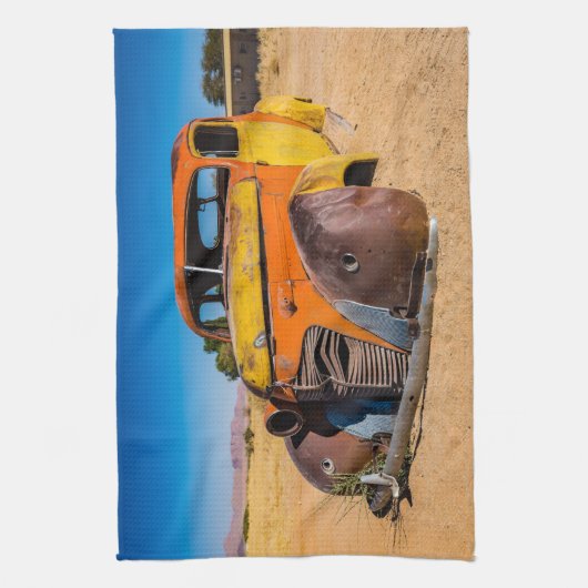 Altes und verlassenes Auto in Solitaire, Namibia Geschirrtuch (Vertikal)