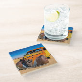 Altes und verlassenes Auto in Solitaire, Namibia Glasuntersetzer (Schrägansicht)