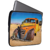 Altes und verlassenes Auto in Solitaire, Namibia Laptopschutzhülle (Vorne Rechts)
