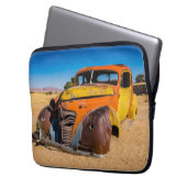 Altes und verlassenes Auto in Solitaire, Namibia Laptopschutzhülle (Vorderseite Links)