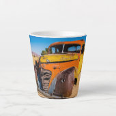 Altes und verlassenes Auto in Solitaire, Namibia Milchtasse (Vorderseite)