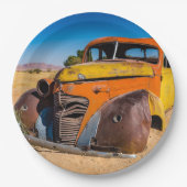 Altes und verlassenes Auto in Solitaire, Namibia Pappteller (Vorderseite)