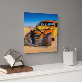 Altes und verlassenes Auto in Solitaire, Namibia Quadratische Wanduhr