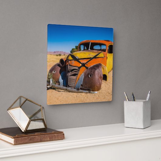 Altes und verlassenes Auto in Solitaire, Namibia Quadratische Wanduhr (Büro)