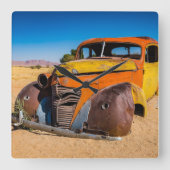 Altes und verlassenes Auto in Solitaire, Namibia Quadratische Wanduhr (Vorderseite)