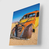 Altes und verlassenes Auto in Solitaire, Namibia Quadratische Wanduhr (Winkel)