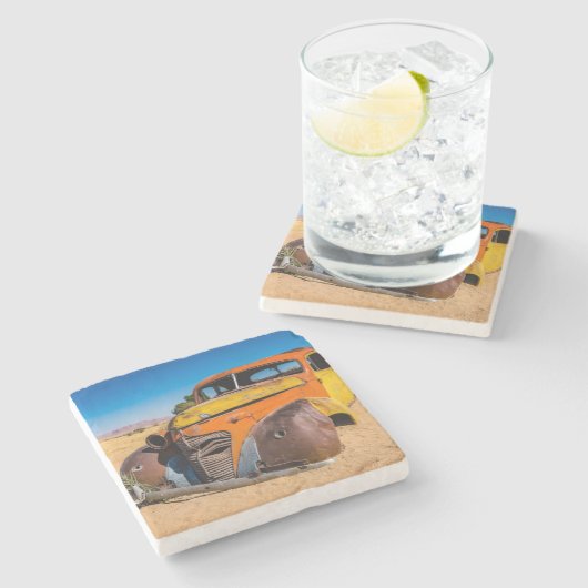 Altes und verlassenes Auto in Solitaire, Namibia Steinuntersetzer (Seitenansicht)