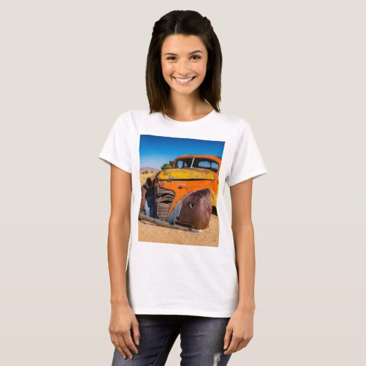 Altes und verlassenes Auto in Solitaire, Namibia T-Shirt (Vorne ganz)