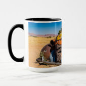 Altes und verlassenes Auto in Solitaire, Namibia Tasse (Links)