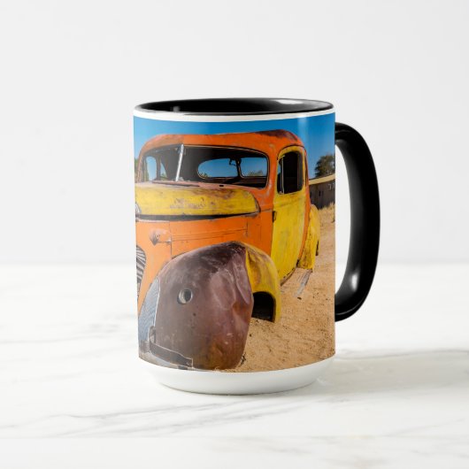 Altes und verlassenes Auto in Solitaire, Namibia Tasse (VorderseiteRechts)