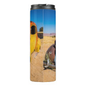 Altes und verlassenes Auto in Solitaire, Namibia Thermosbecher (Rückseite)