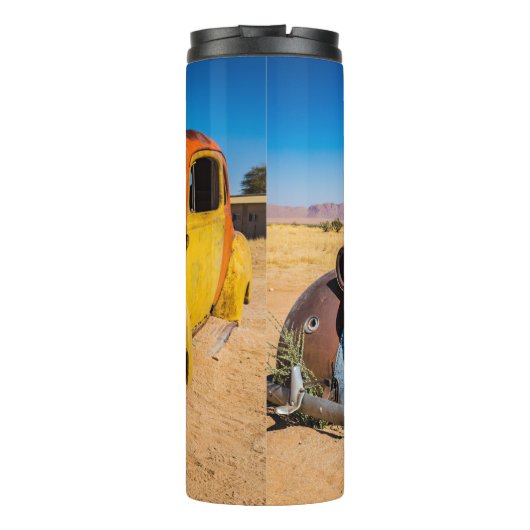 Altes und verlassenes Auto in Solitaire, Namibia Thermosbecher (Rückseite)