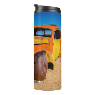 Altes und verlassenes Auto in Solitaire, Namibia Thermosbecher