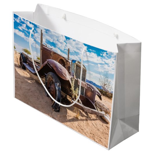 Altes und verlassenes Auto Nr. 3 in Solitaire, Nam Große Geschenktüte (Rückseite Schrägansicht)