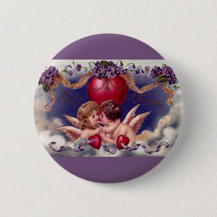 Altes Valentinstag, Cherubs umarmen sich in Wolken Button